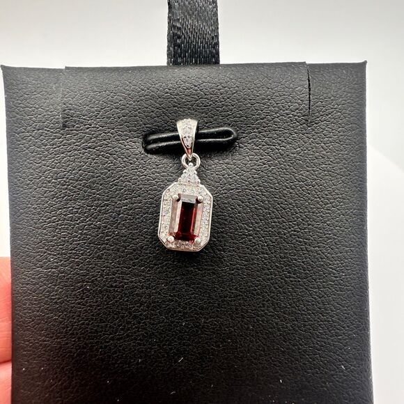 SALE! Genuine .64ct emerald cut garnet in sterling silver pendant! - Picture 4 of 8
